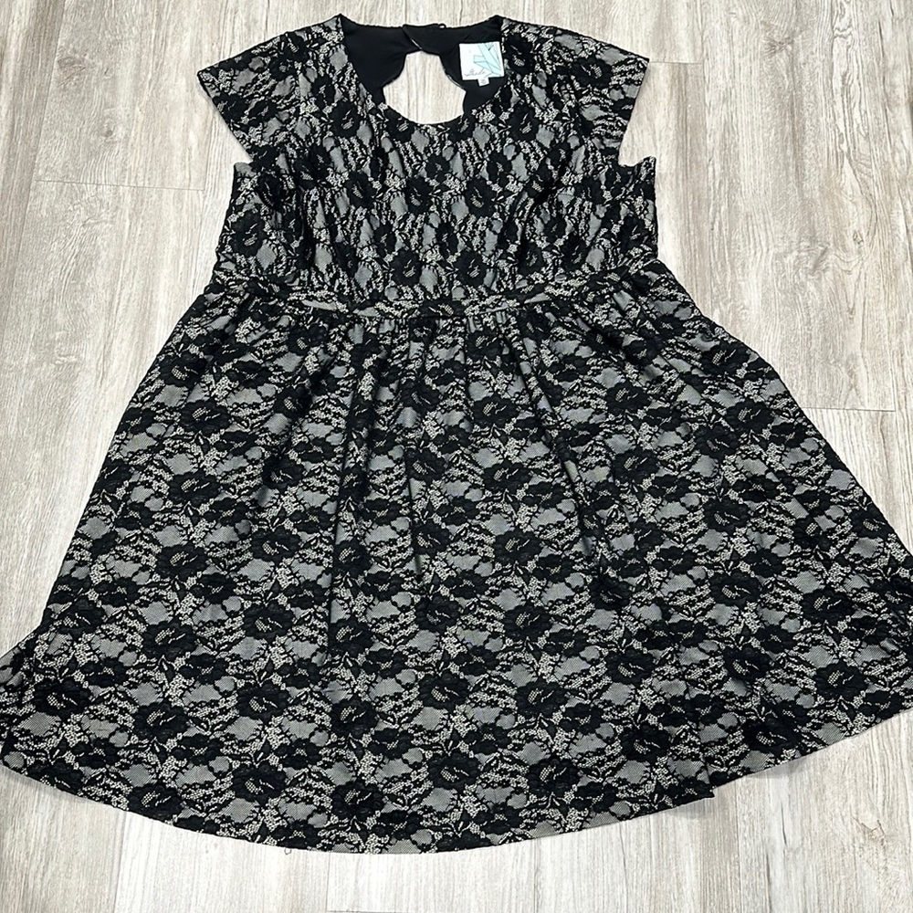 Women 4x black floral dress